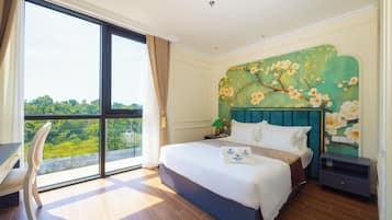 Dobbeltrom – deluxe, byutsikt | Safe på rommet, skrivebord, wi-fi (inkludert) og sengetøy