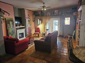 TV - Hacienda del Arte • Spacious 3BR/2BA Midland Home • Easy Access to Town (Midland)