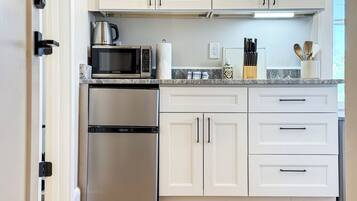 Cafetera y tetera, refrigerador, microondas y parrilla de estufa