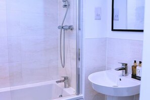 Douche, serviettes fournies