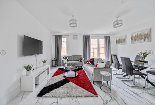 House - Sleeps 6 & Free Parking