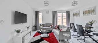 House - Sleeps 6 & Free Parking