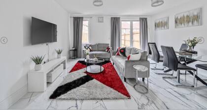 House - Sleeps 6 & Free Parking