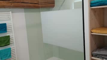 SĂšche-cheveux, serviettes fournies, savon, papier toilette