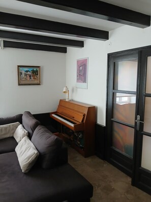 TV, fireplace