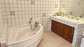 Een haardroger, handdoeken, zeep, shampoo