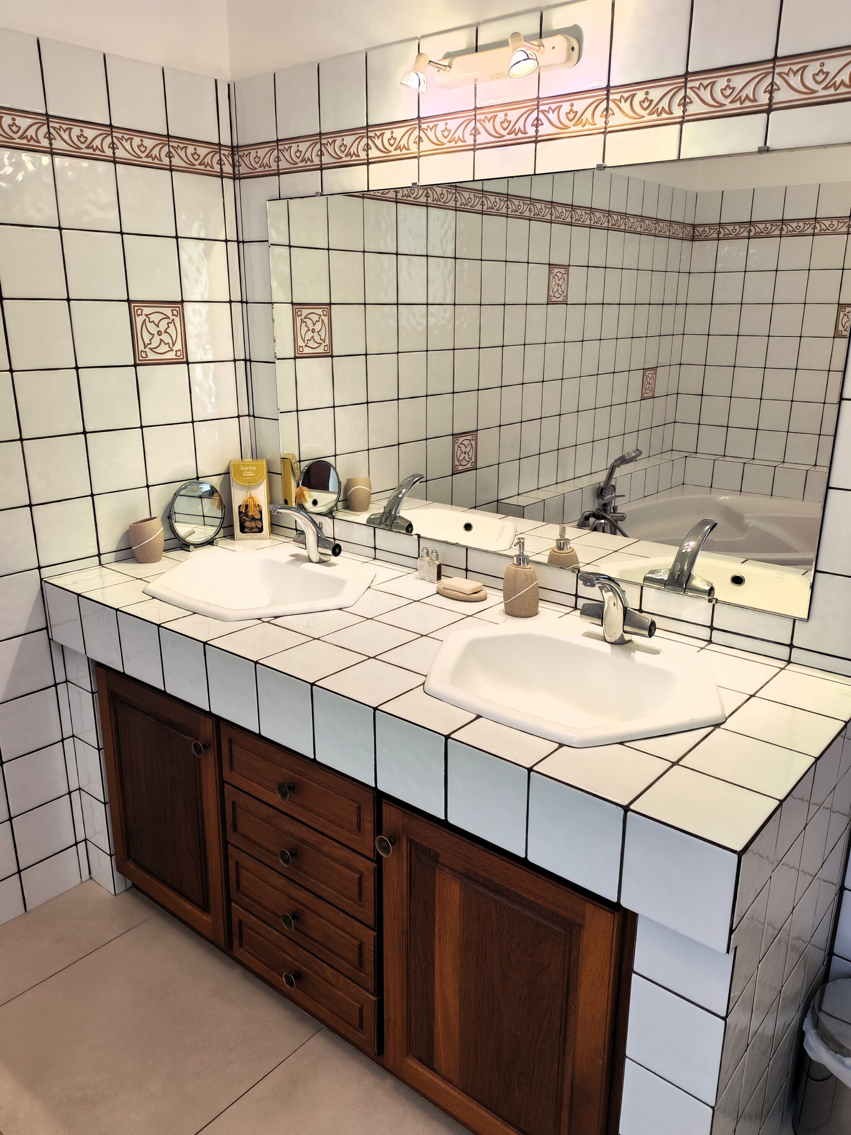 Sèche-cheveux, serviettes fournies, savon, shampoing