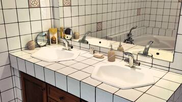 Sèche-cheveux, serviettes fournies, savon, shampoing