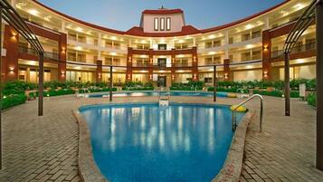 Una piscina al aire libre