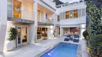 Piscina externa, funciona das 10h às 20h, espreguiçadeiras