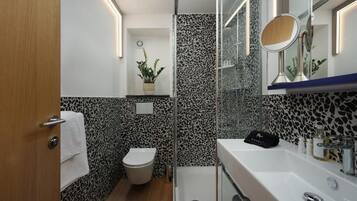 Luxury-Villa, Balkon, Stadtblick | Badezimmer | Hausschuhe