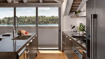 Luxury Villa, Balcony, City View | Private kitchen