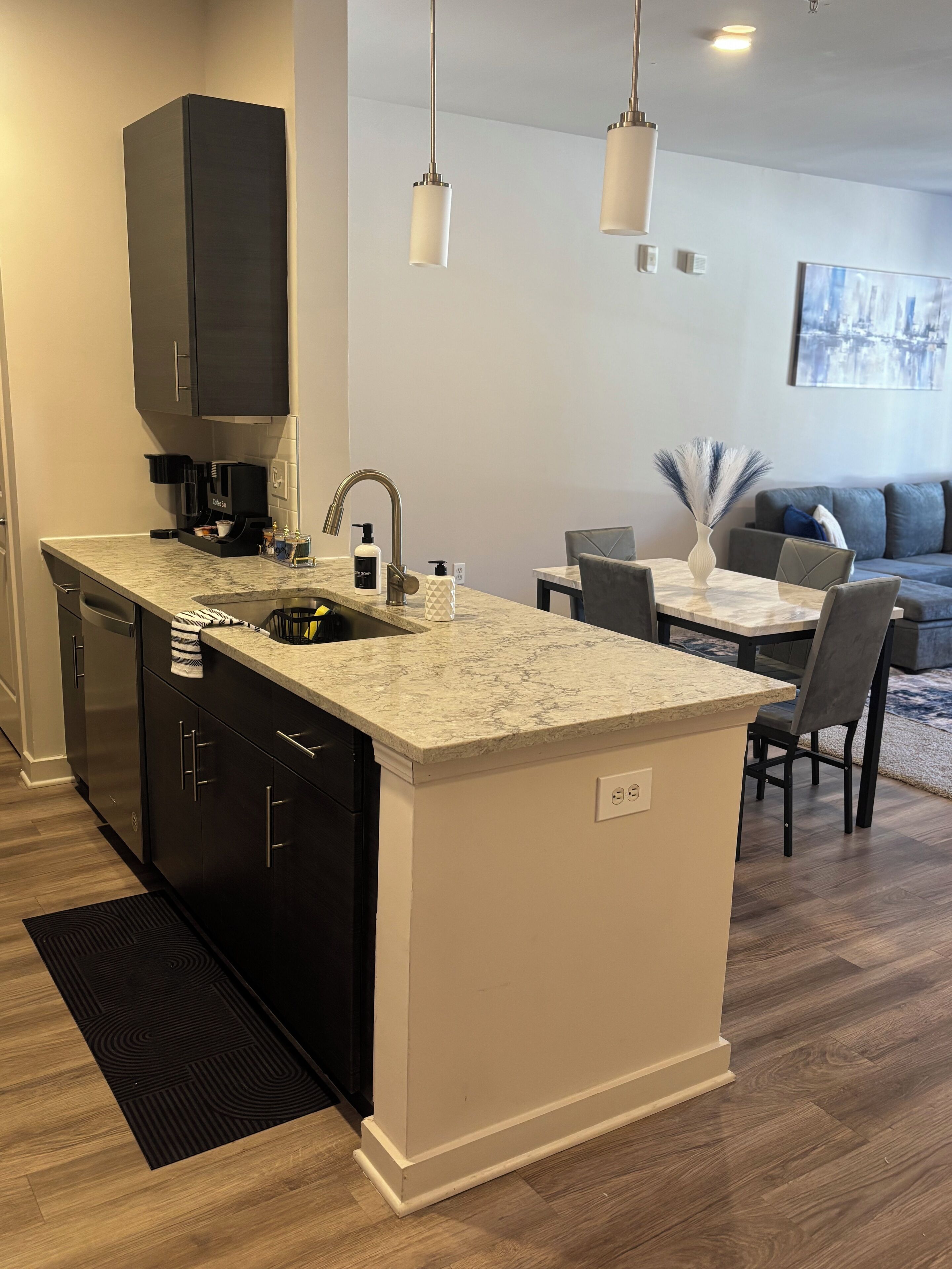 Microondas, horno, parrilla de estufa y cafetera y tetera 