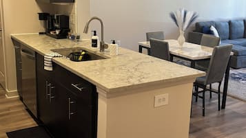 Microondas, horno, parrilla de estufa y cafetera y tetera