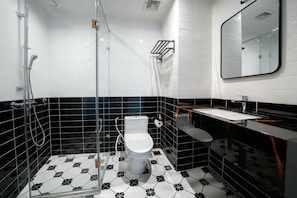 Doppia Superior, vista cortile | Bagno | Set di cortesia gratuito, asciugacapelli, pantofole, asciugamani