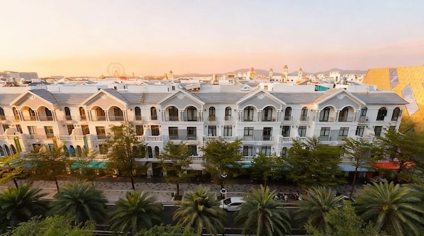 Doppia Deluxe, vista città | Una cassaforte in camera, tende oscuranti, Wi-Fi gratuito, lenzuola