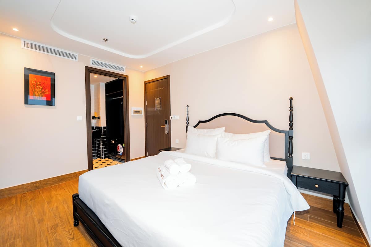 Grand Studio Suite, City View | In-room safe, blackout drapes, free WiFi, bed sheets