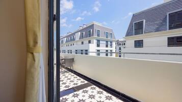 Junior Studio Suite, Courtyard View | Balcony