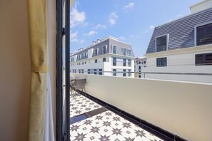 Junior Studio Suite, Courtyard View | Balcony - Grand Bay Hotel - Grand World Phu Quoc (Phu Quoc)