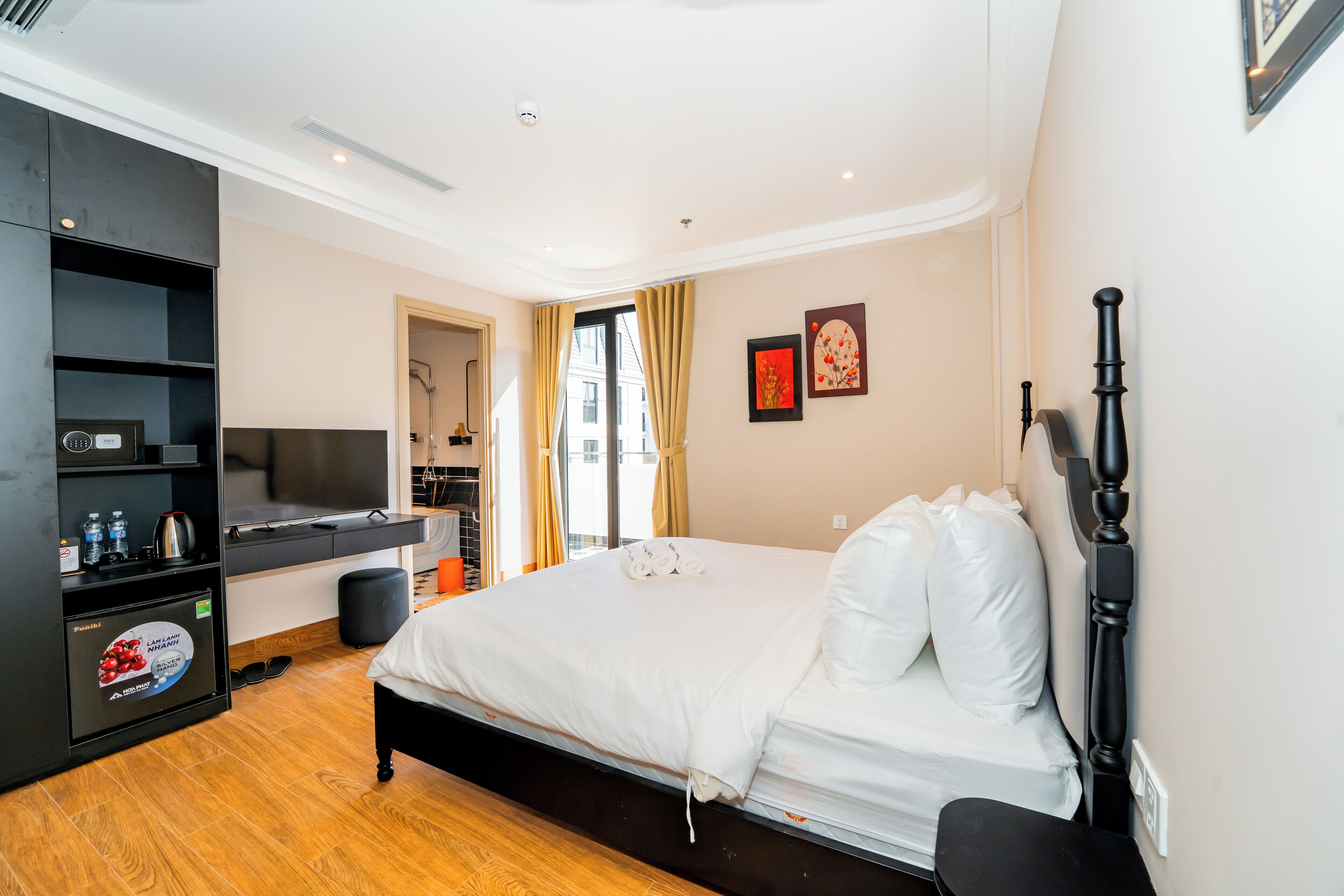 Junior Studio Suite, Courtyard View | In-room safe, blackout drapes, free WiFi, bed sheets