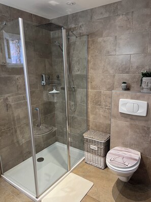 Shower, hair dryer, towels, soap - Very pleasant apartment with sea and mountain views, boat trip (Ota)