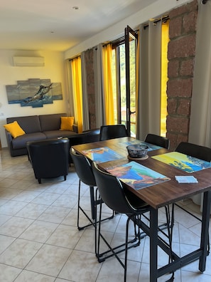 Dining - Very pleasant apartment with sea and mountain views, boat trip (Ota)