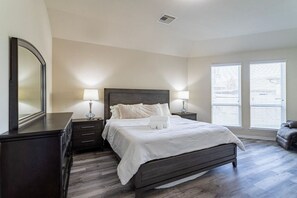Desk, WiFi, bed sheets - Peaceful Home Away From Home (Katy)