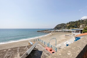 Una spiaggia nelle vicinanze