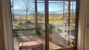 Ein Zimmer mit einer Schiebeglasdoor zum Außenbereich.