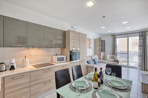 Frigorifero, microonde, forno, macchina per tè/caffè