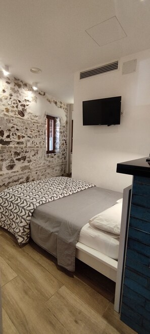 1 chambre, fer et planche à repasser, accès Internet, draps fournis