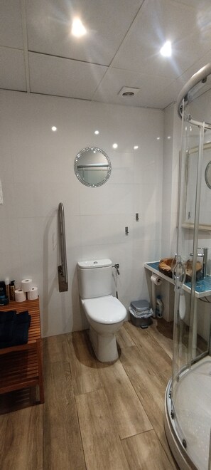 Hair dryer, towels, soap, toilet paper - Altozano Room III, Studied Gayfriendly Malaga center, Free Wi-Fi (Málaga)