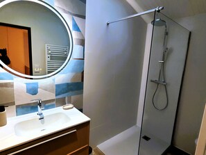 Shower, hair dryer - ETAPE LANDES - 10km de la Mer (Vairé)