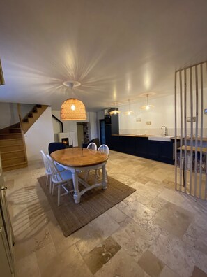 Dining - Le Logis de la Lettre - Guest house with outdoor swimming pool (Tinténiac)