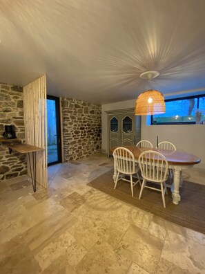 Dining - Le Logis de la Lettre - Guest house with outdoor swimming pool (Tinténiac)