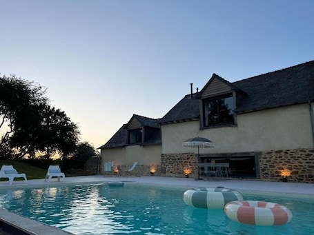 Pool. Guest house with outdoor pool