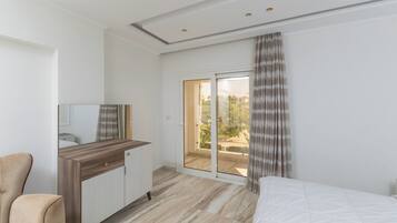 Vila Eksklusif, kolam renang pribadi, pemandangan kebun | Meja kerja, ruang kerja ramah laptop, dan tirai kedap cahaya