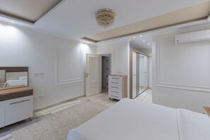 Villa – exclusive, privat basseng, hageutsikt | Skrivebord, skrivebord for bærbar PC og blendingsgardiner