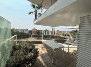 Outdoor dining - The blue jewel box of the Arbre Blanc (Montpellier)