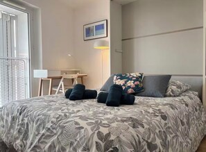 Iron/ironing board, Internet, bed sheets - The blue jewel box of the Arbre Blanc (Montpellier)