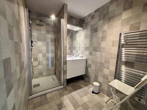 Shower, hair dryer, towels - The blue jewel box of the Arbre Blanc (Montpellier)