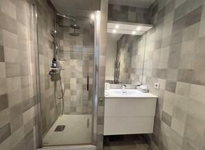Shower, hair dryer, towels - The blue jewel box of the Arbre Blanc (Montpellier)