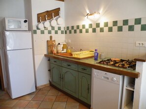 Private kitchen - 3-person gîte in the heart of a small Bugist village. 300 € per week (MAGNIEU)