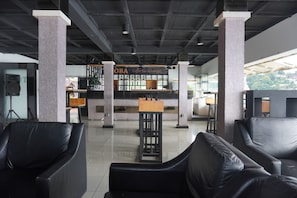 Bar (on property) - Siantar Hotel Parapat (Parapat)