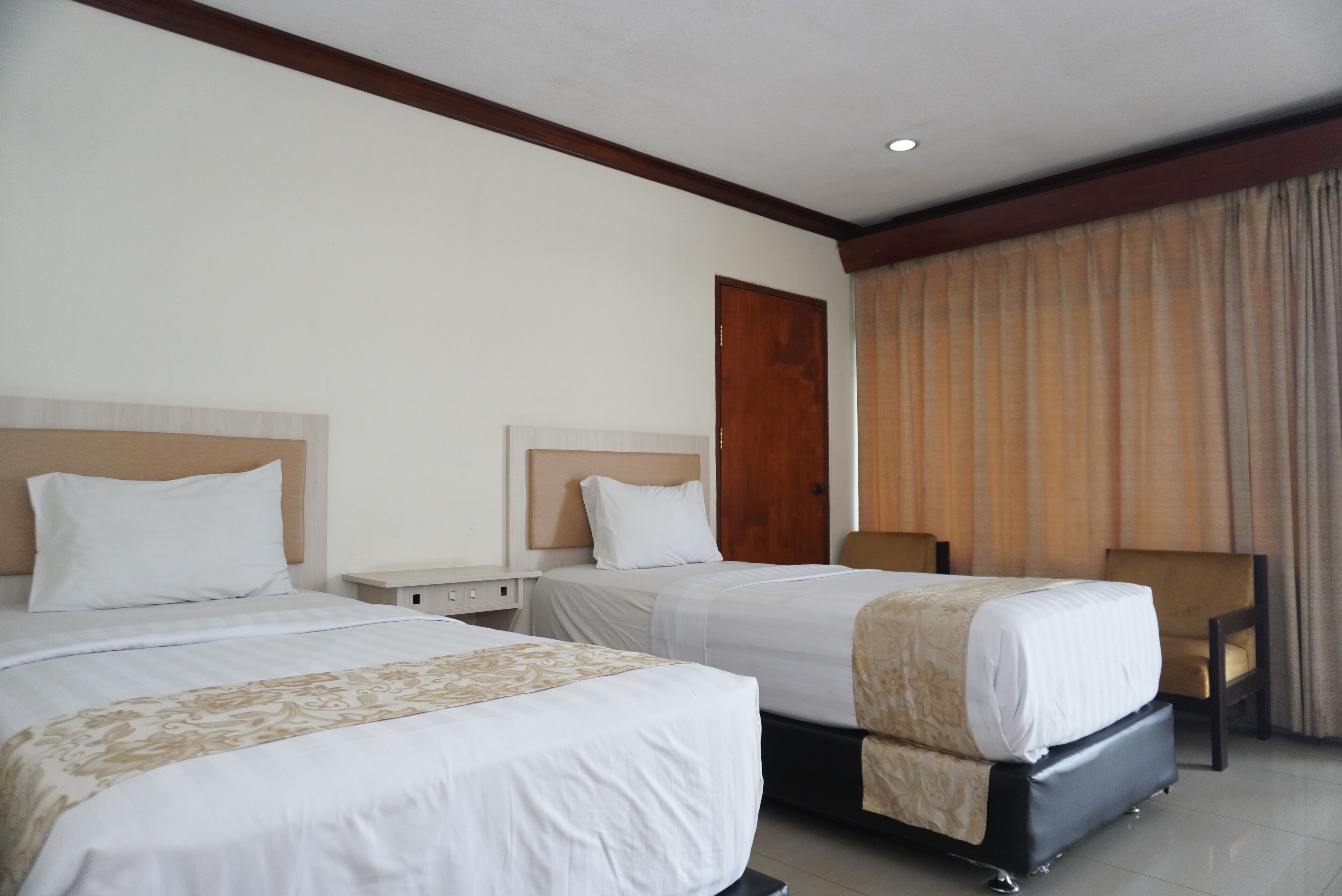 Habitación superior con 2 camas individuales, balcón, vista al lago | Insonorización y wifi gratis 