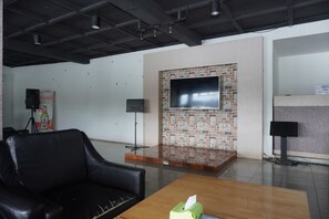 Bar (on property) - Siantar Hotel Parapat (Parapat)