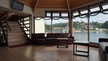 Coin salon dans le hall