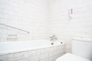 Tomannsrom – standard, utsikt mot innsjø | Bad