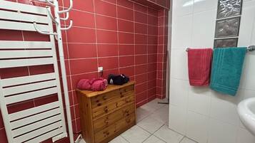 Regadera, secadora de cabello, toallas, jabón