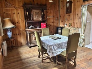 Dining - The SALOON (Aire-sur-l'Adour)